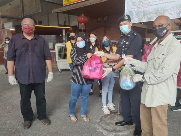 Pengarah Task Force Imunisasi Covid-19 (CITF) Kota Setar, Datuk Mohd Asri Redha Abdul Rahman (kanan) ketika hadir pada Penyampaian Sumbangan Bakul Makanan kepada kanak-kanak kawasan Kota Sarang Semut, di Dewan Persatuan Pendidikan Akhlak Ji Yan Ge, di sini, pada Sabtu.