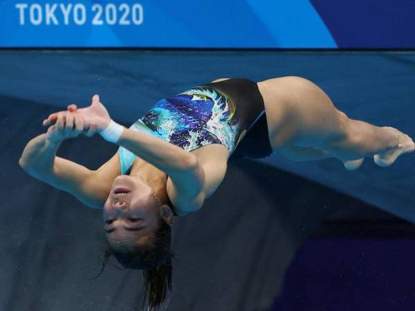 Aksi Nur Dhabitah ketika membuat terjunan yang sempurna dalam acara 3 meter (m) papan anjal wanita individu peringkat akhir pada temasya Olimpik Tokyo 2020 di Pusat Akuatik Tokyo pada Ahad. - Foto Bernama