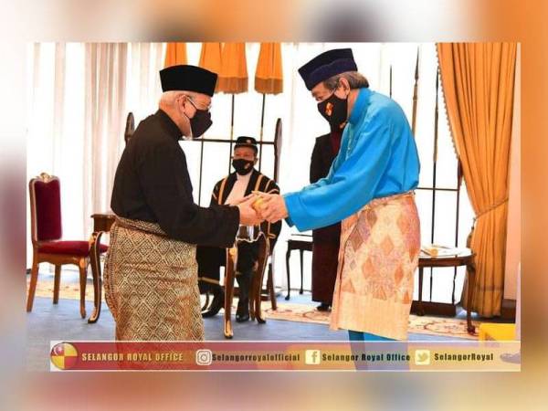 Sultan Sharafuddin (kanan) berkenan mengurniakan pangkat gelaran Sahibul Fadhilah Al-'Alim Al-'Arif kepada Mohd Tamyes (kiri). - Foto ihsan FB Selangor Royal Office