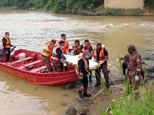 Mayat mangsa lemas di Sungai Cerul, dekat Kampung Lubuk Batu, disini ditemukan jam 5.15 petang pada Ahad. Foto: Ihsan Bomba
