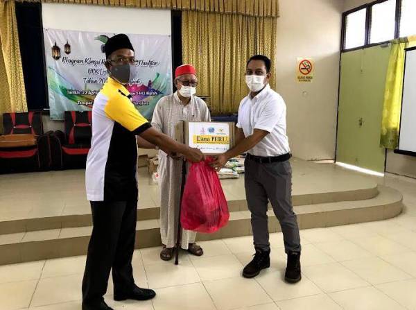 Wakil YWM diiringi Menteri di Jabatan Perdana Menteri (Hal Ehwal Agama), Datuk Seri Dr Zulkifli Mohamad Al-Bakri (tengah) ketika menyampaikan sumbangan pek makanan keperluan kepada golongan B40.