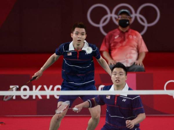 Aksi regu lelaki negara Aaron Chia dan Wooi Yik ketika menentang regu lelaki dari Indonesia Mohammad Ahsan dan Hendra Setiawan. -Foto Bernama