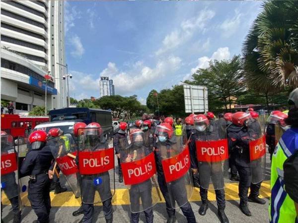 Pasukan Simpanan Persekutuan (FRU) bersiap sedia di laluan masuk Jalan Parlimen bagi menyekat pergerakan tersebut.
