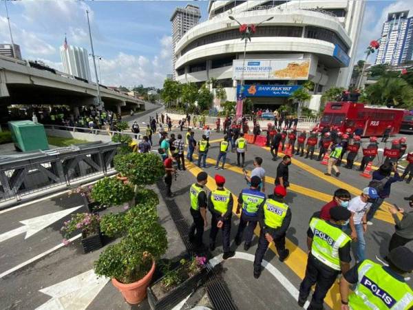 Cubaan ahli Parlimen pembangkang berarak untuk memasuki bangunan Parlimen tidak berjaya setelah disekat oleh pihak polis.