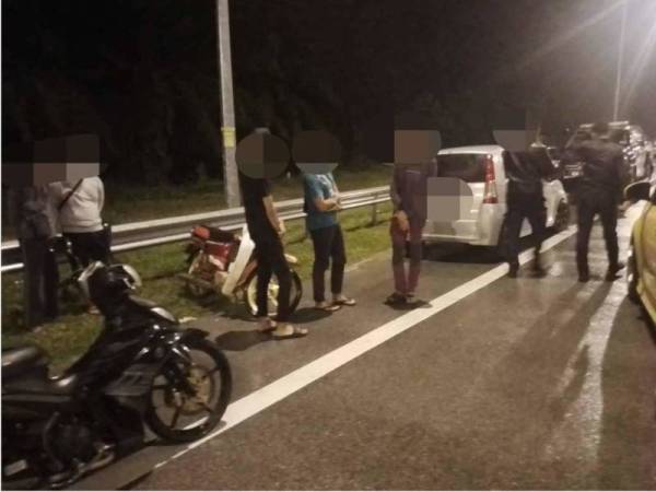 Tindakan kompaun diambil terhadap enam individu yang didapati melanggar SOP ketika menyaksikan lumba haram di Jalan Kuantan-Segamat di Pekan pada Ahad. - Foto Ihsan Polis Pekan 