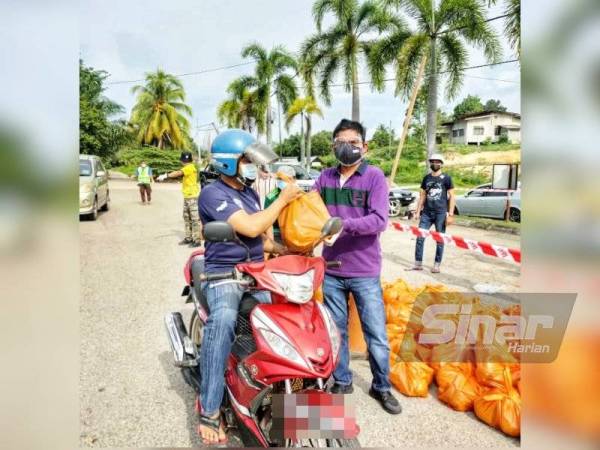 Sebanyak 4.5 tan durian kampung habis dalam tempoh dua jam selepas diagihkan secara pandu lalu kepada penduduk di Kampung Sungai Kepong, Lanchang.
