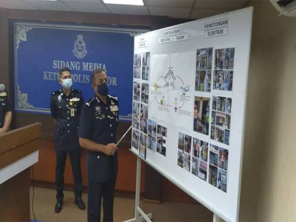 Ayob Khan (kanan) memberi penerangan berkaitan operasi judi dalam talian yang ditumpaskan menerusi Op Dadu.