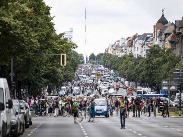 Hampir 600 orang ditahan semasa tunjuk perasaan membantah vaksinasi dan sekatan pergerakan Covid-19 di Berlin, Jerman. Foto AP