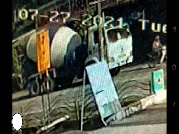 Lori simen berwarna putih yang merempuh sebuah motosikal di Jalan Tasek Gelugor, Pulau Pinang pada 27 Julai lalu.