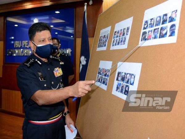 Azmi menunjukkan gambar individu yang dikesan pihak polis pada sidang akhbar di Ibu Pejabat Polis Kontijen Kuala Lumpur pada Isnin.