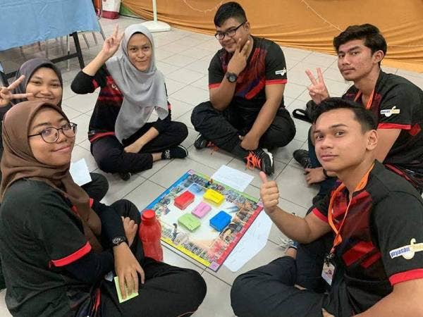 Pelajar sekolah menengah ketika menyertai program MasterMalaysia menggunakan board game pada tahun 2019 yang lalu.