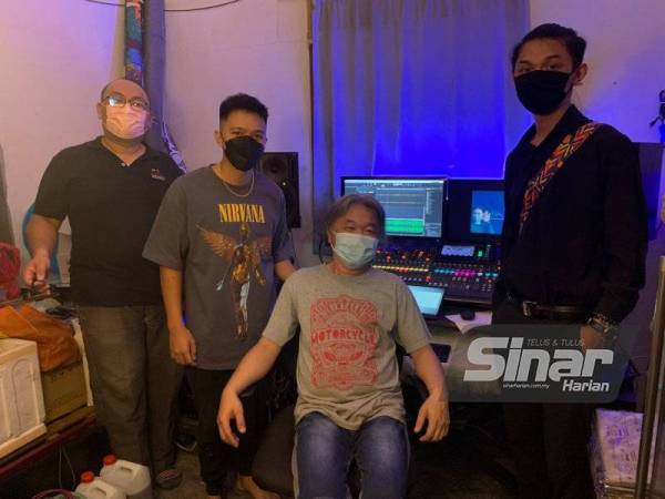 Dennis (dua dari kiri) tiga individu yang banyak membantu penghasilan lagu berkenaan.