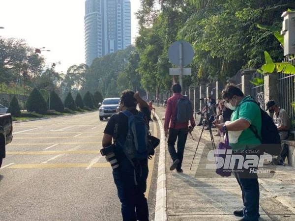 Laluan masuk ke Parlimen juga kembali menjadi tumpuan media bagi menantikan sebarang perkembangan terkini berhubung situasi politik tanah air ketika ini.