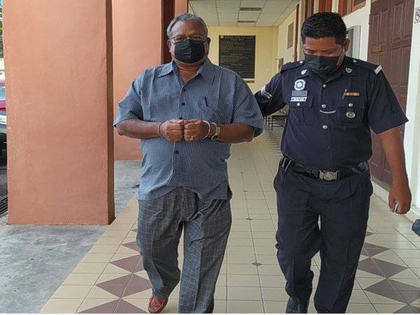 Sarajun Hoda (kiri) yang didakwa atas tuduhan mengeluarkan hantaran jelik mengenai agama Islam di laman Facebook mengaku tidak bersalah di Mahkamah Sesyen Taiping di sini pada Selasa.