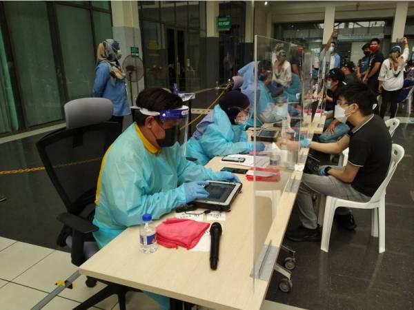 Pusat Pemberian Vaksin Industri (PPVIN) Pelabuhan Tanjung Pelepas di Iskandar Puteri mula beroperasi, pada Selasa.