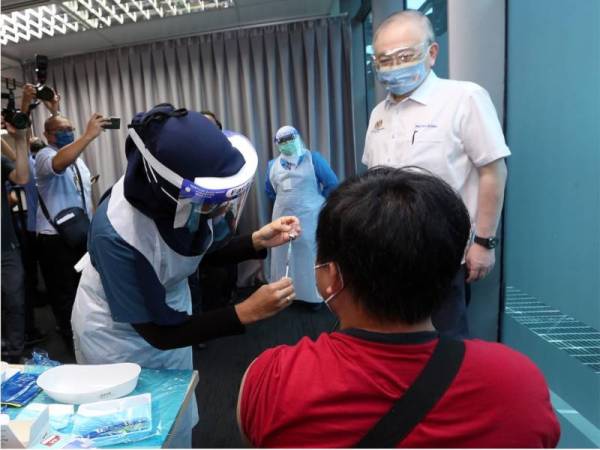 Ka Siong (kanan) meninjau Pusat Pemberian Vaksin Industri (PPVIN) Pelabuhan Tanjung Pelepas di Iskandar Puteri, pada Selasa.