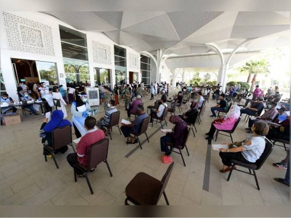 Orang ramai yang datang secara 'walk in' mula memenuhi ruang legar Pusat Pemberian Vaksin (PPV) Mega Movenpick untuk mendapatkan suntikan dos pertama vaksin Covid-19. Foto Bernama