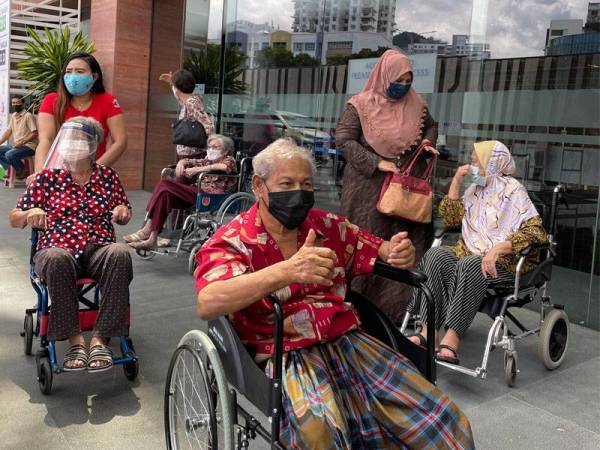 Warga emas yang hadir di PPV di Pusat Konvensyen Spice untuk menerima suntikan vaksin Covid-19 secara 'walk-in' yang bermula pada Selasa.