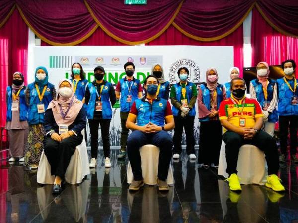 Wan Ahmad Fayhsal (tengah) bersama pihak pengurusan PPV UITM dan sukarelawan MyVac.