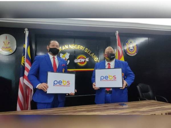 Mohd Khairuddin (kiri) bersama Pengarah Eksekutif MSNS, Mohamed Nizam Marjugi menunjukkan logo baharu PeBS yang dijenamakan semula di Kompleks Belia dan Kebudayaan Negeri Selangor, Shah Alam pada Selasa.