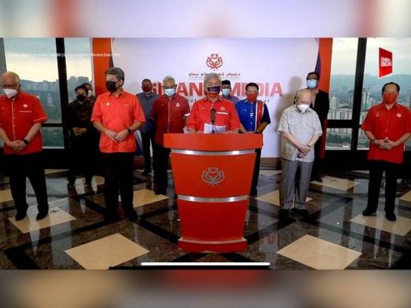 Ahmad Zahid (tengah) ketika sidang media pada Selasa.