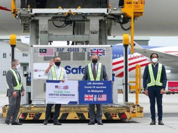 Seri Paduka berdua turut menzahirkan penghargaan kepada Hishammuddin, Khairy Jamaluddin dan Dr Adham atas pelaksanaan kerjasama antara kerajaan kedua-dua negara dalam menjayakan sumbangan bekalan vaksin itu.- Foto FB Istana Negara