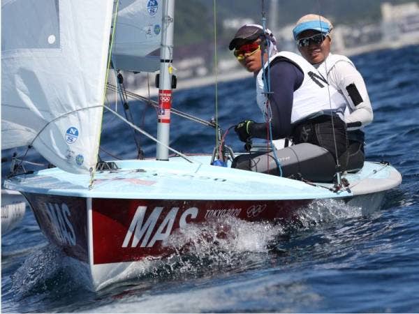 Aksi Nuraisyah (kiri) dan Juni Karimah dalam dua perlumbaan terakhir acara pelayaran International 470 wanita di Enoshima Yacht Harbour pada Selasa. -Foto Bernama 