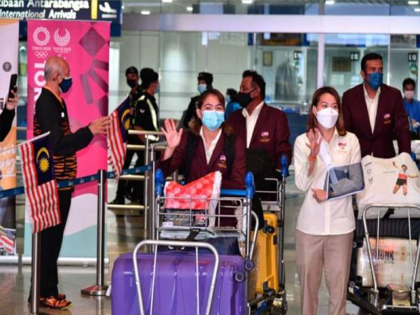 Nur Dhabitah dan Yan Yee melambaikan tangan sebaik tiba di KLIA pada petang Selasa. - Foto Facebook KBS 