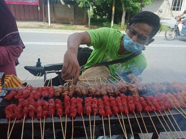 Abdul Malik kini membantu ibunya menjual sate di bahu jalan kira-kira 800 meter dari rumah mereka di Kampung Baru, Pendang.
