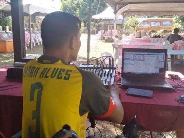 Kerjaya deejay pada majlis kenduri kahwin menjadi sumber rezeki Abdul Malik sejak tahun 2008.