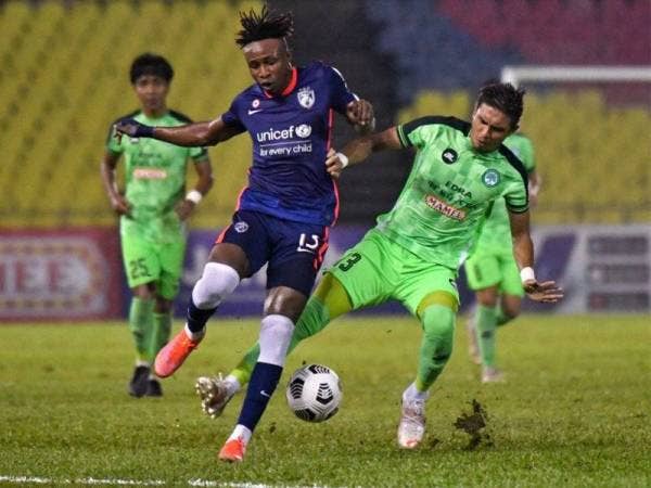 Pemain JDT, Mohamadou Sumareh (kiri) diasak pemain Melaka United FC, Mohd Razman Roslan pada perlawanan Liga Super di Stadium Hang Jebat malam tadi. - Foto Bernama