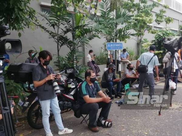 Kumpulan media berkampung di kediaman Muhyiddin.