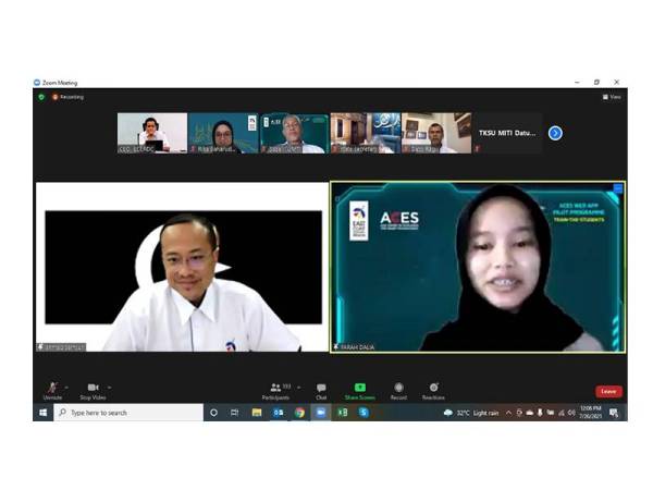 Farah Dahlia Mazelan berkongsi ilmu yang diperolehi ketika mengikuti Program Rintis ACES Web App dengan Ahmad Samsuri.