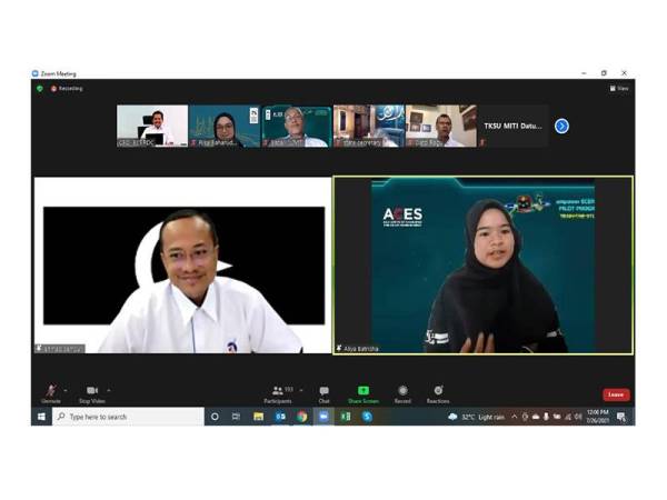 Ahmad Samsuri atau Menteri Besar Terengganu dengan Nur Aliya Batrisha Rozi yang mengikuti Program Rintis Aplikasi Web App I4.0.
