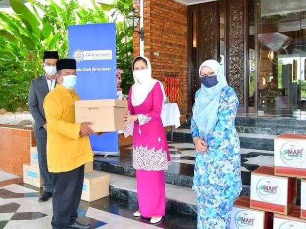 Tengku Permaisuri Selangor, Tengku Permaisuri Norashikin (dua dari kanan) berkenan menyampaikan sumbangan prihatin. - Foto Selangor Royal Office