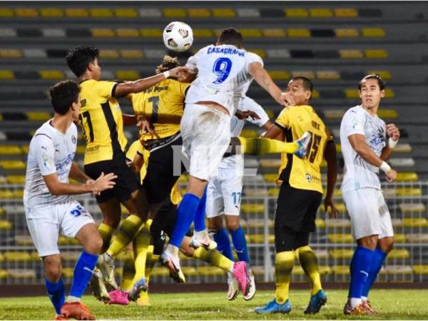 Antara aksi Perak FC menentang Penang FC dalam perlawanan Liga Super malam tadi. - Foto Malaysian Football League 
