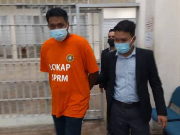 Pengurus Felda berusia 38 tahun diiringi pegawai SPRM selepas selesai proses reman pada Rabu.