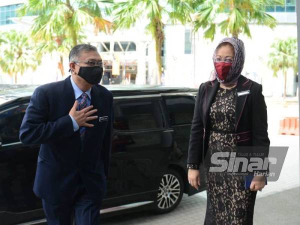 Shamsul Anuar disambut oleh beberapa pegawai kanan Kementerian Tenaga dan Sumber Asli. - FOTO SINAR HARIAN/HALIM WAHID