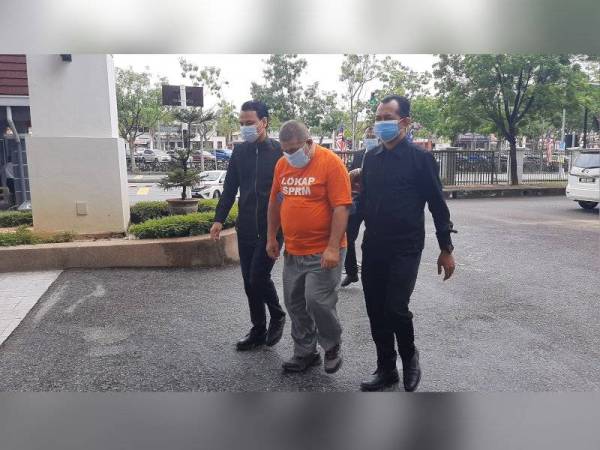 Anggota polis yang ditahan reman kerana terlibat rasuah semasa dibawah ke Mahkamah Majistret Seremban pada Rabu.