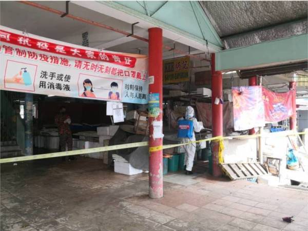Orang ramai diwajibkan memakai pelitup muka dan mengamalkan penjarakkan sosial sepanjang berada dalam pasar tersebut.