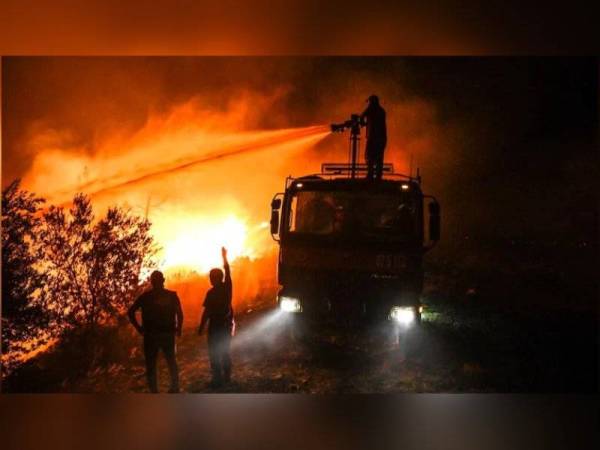 Menurut Agensi Berita AMNA, enam orang dan seorang anggota bomba dikejarkan ke hospital akibat masalah pernafasan. Foto AP