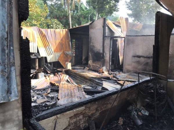 Kediaman dua tingkat yang terbakar mengakibatkan seorang warga emas maut pada pagi Rabu di Kampung Charok Kemuning Dalam Baling. - Foto ihsan bomba