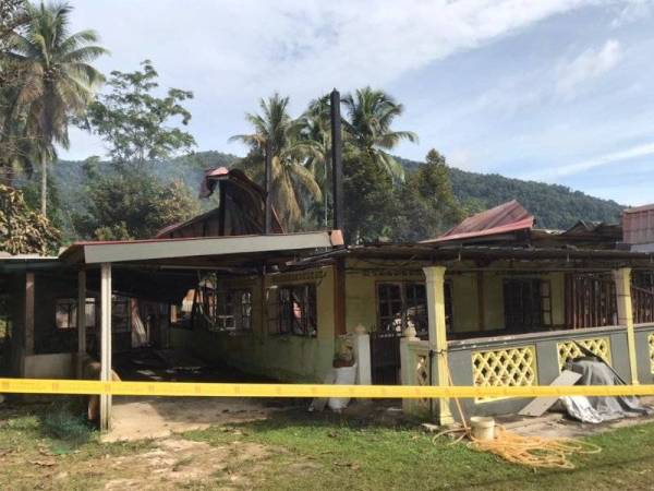 Kediaman dua tingkat yang terbakar mengakibatkan seorang warga emas maut pada pagi Rabu di Kampung Charok Kemuning Dalam, Baling. - Foto ihsan bomba