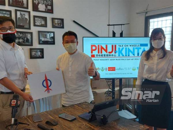 Kor Ming menyerahkan dana kepada ADUN Pasir Pinji, Howard Lee Chuan How untuk program 'Pinji Vax On Wheel' di Ipoh pada Rabu.