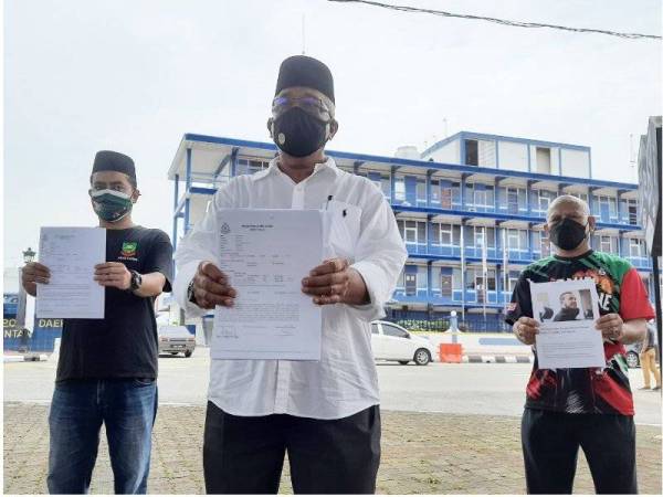 Ngah (tengah) menunjukkan dua laporan polis dibuat oleh Pekida berhubung kebiadapan Zuraida terhadap Al-Sultan Abdullah di Ibu Pejabat Polis Daerah Kuantan pada Rabu.