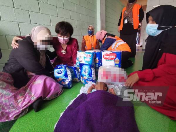 Nicole Tan Lee Koon(dua kiri) melawat wanita yang baru diceraikan suami ketika masih dalam pantang