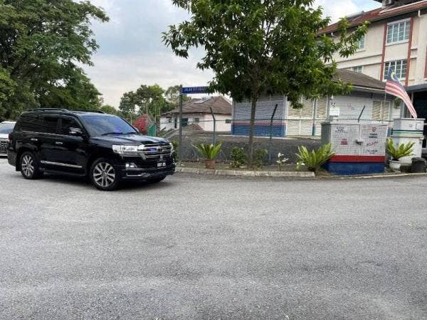 Sebuah kenderaan dengan plat pendaftaran ‘Menteri’ memasuki ke kediaman Muhyiddin di Bukit Damansara, Kuala Lumpur pada Rabu.