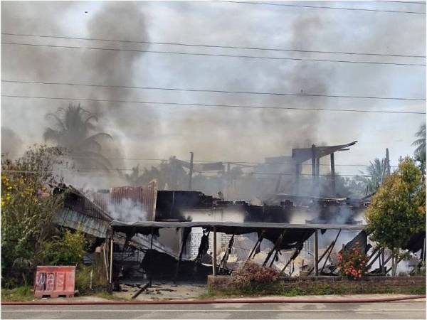 Empat deretan rumah kedai musnah dalam kebakaran di Kampung Kuala Slim, Slim River. Foto: ihsan pembaca.