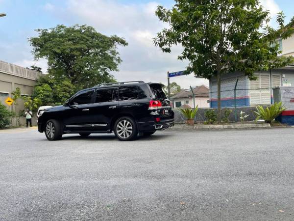 Takiyuddin dilihat keluar dari kawasan perumahan Muhyiddin pada jam 7.04 petang.