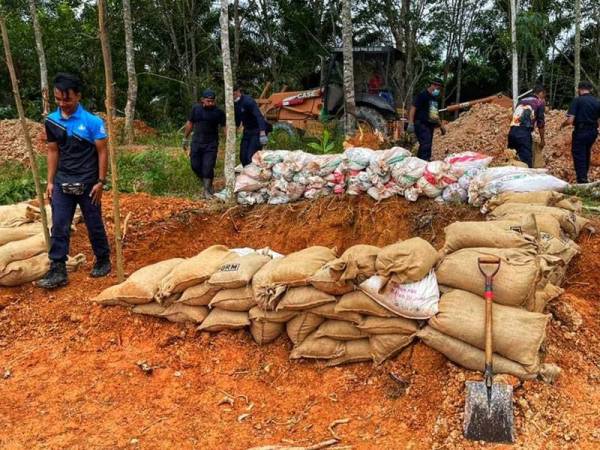 Kerja-kerja pembinaan benteng bag pasir yang giat dijalankan.